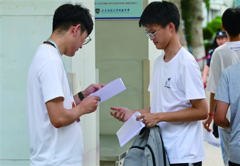 考生陆续来此熟悉考场环境